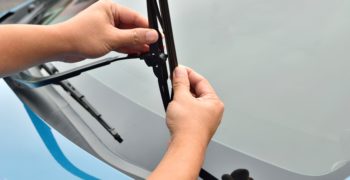 ¿Cómo instalar los limpiaparabrisas en tu auto?